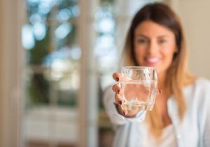 Benefícios de beber 2 litros por dia